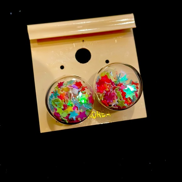 Beautiful white flower + stars sprinkle earrings - Picture 4 of 4